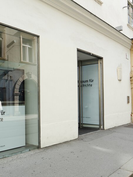 Entrance of the Museum of History in Graz with modern windows. | © UMJ - J. Kucek