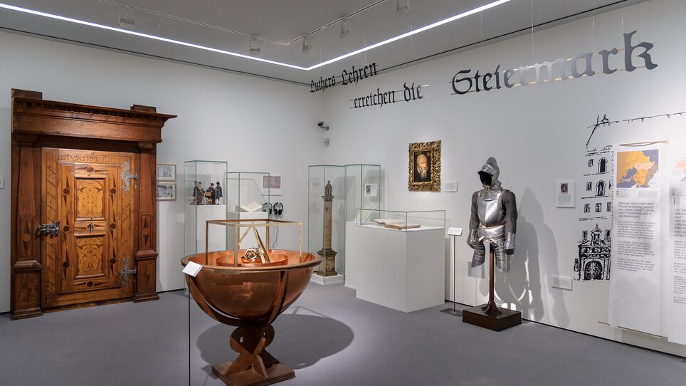 Historical exhibits and artifacts in the museum | © UMJ - N. Lackner