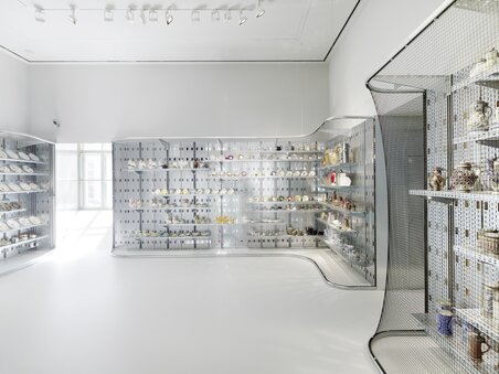 Modern exhibition space featuring dishes and decorative items. | © UMJ - Paul Ott