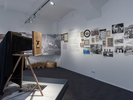 Exhibit featuring a historic camera and photographs on the wall. | © UMJ - N. Lackner