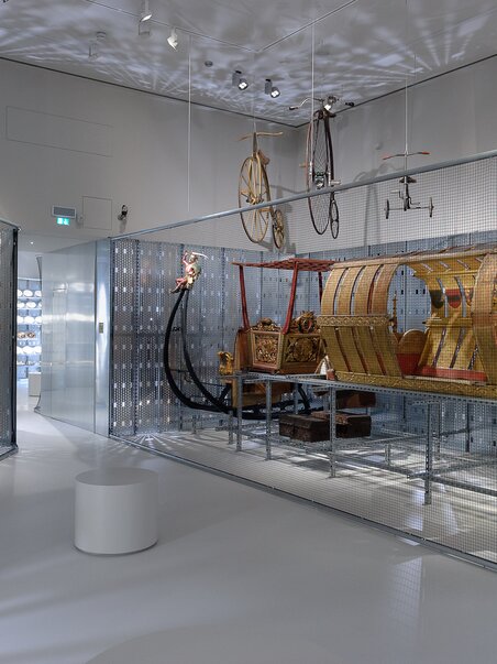 Exhibition space with historical globes and carriages. | © UMJ - N. Lackner