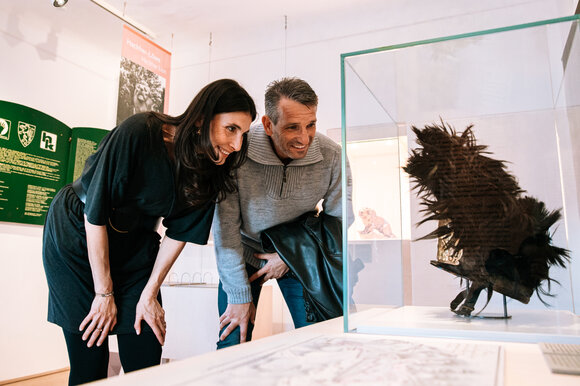 A couple looks at an exhibit in the Natural History Museum. | © Graz Tourismus