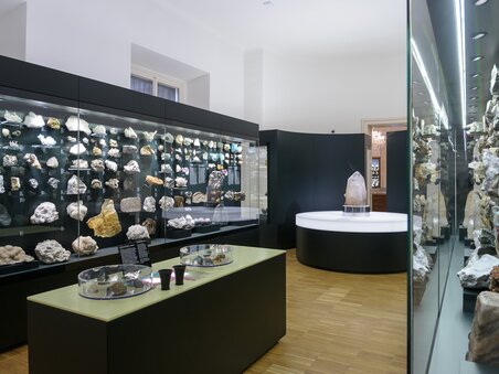 Ausstellung im Naturkundemuseum mit verschiedenen Mineralien und Steinen. | © UMJ - N. Lackner