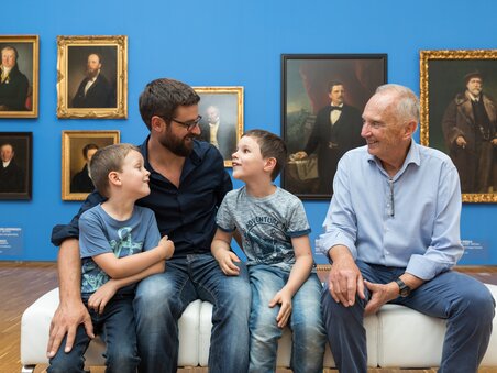 Father, grandfather, and two kids sit together in the gallery. | © UMJ - Harry Schiffer