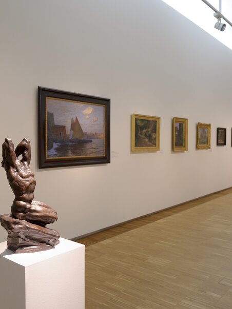 Interior view of the New Gallery featuring a sculpture and paintings. | © UMJ - N. Lackner