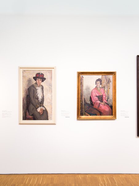 Various portraits displayed in a gallery with a neutral background. | © Graz Tourismus - Harry Schiffer