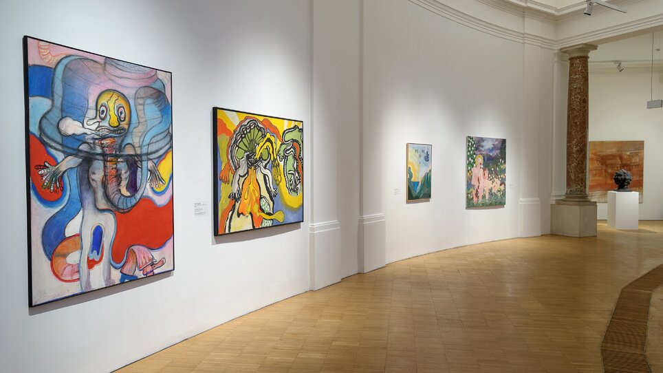 Colorful paintings in a gallery with wooden flooring and natural light. | © UMJ - N. Lackner