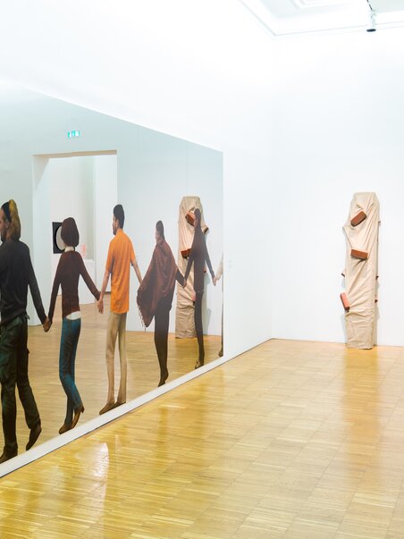 Insights into an art gallery featuring reflective figures. | © Graz Tourismus - Harry Schiffer