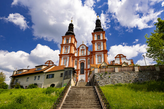 Die Basilika Mariatrost in Graz, umgeben von grünen Wiesen und unter einem blauen Himmel. | © Graz Tourismus - Harry Schiffer