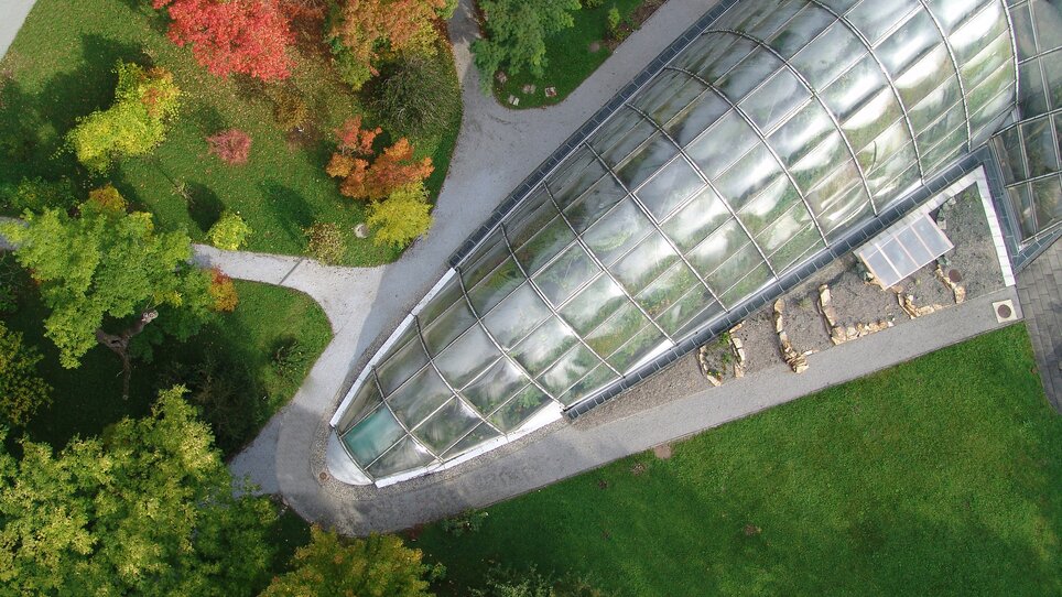 Aerial view of the Botanical Garden in Graz with colorful trees. | © Graz Tourismus - ZeppCam