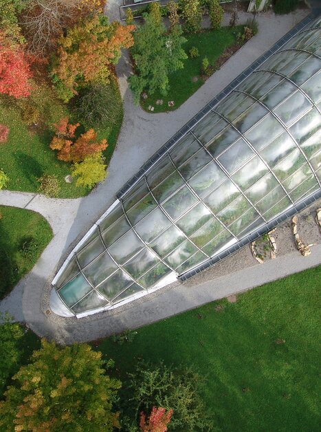Luftaufnahme des Botanischen Gartens in Graz mit bunten Bäumen. | © Graz Tourismus - ZeppCam