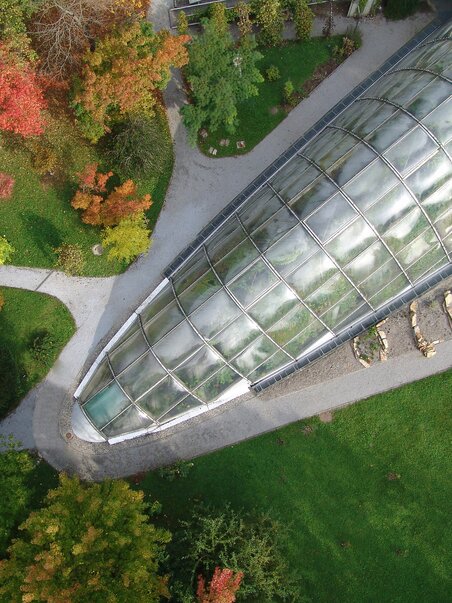 Aerial view of the Botanical Garden in Graz with colorful trees. | © Graz Tourismus - ZeppCam