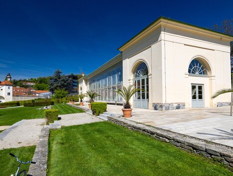 Orangery in the Burggarten in Graz, surrounded by beautiful lawn. | © Graz Tourismus - Harry Schiffer