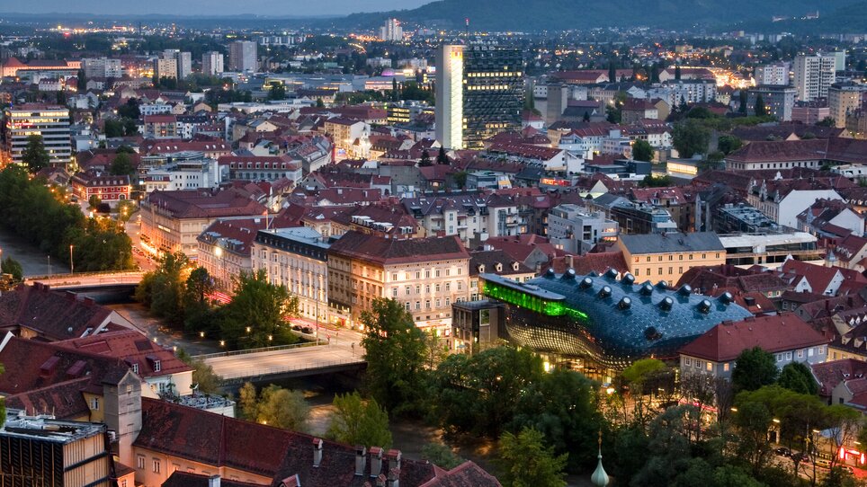 Panorama von Graz mit dem Kunsthaus Graz bei Nacht. | © Graz Tourismus - Werner Krug