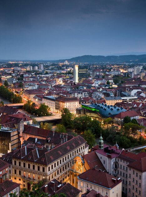 Panorama von Graz mit dem Kunsthaus Graz bei Nacht. | © Graz Tourismus - Werner Krug
