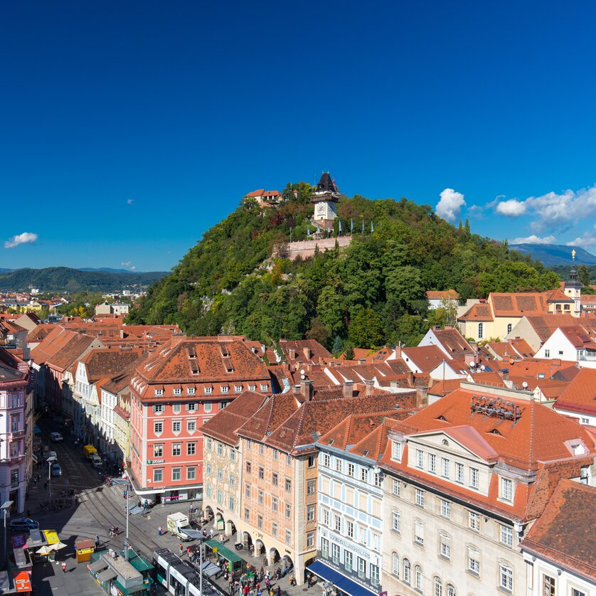 Blick auf Graz, den Schlossberg und den Grazer Uhrturm. Wunderschöne Dachlandschaft. | © Graz Tourismus - Harry Schiffer