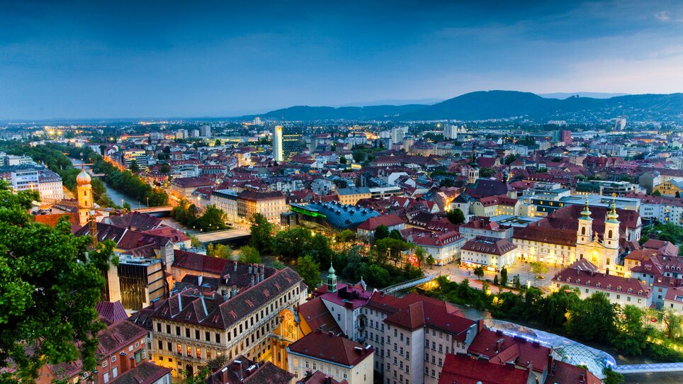 Panoramica di Graz con tetti storici e Kunsthaus. | © Graz Tourismus - Werner Krug