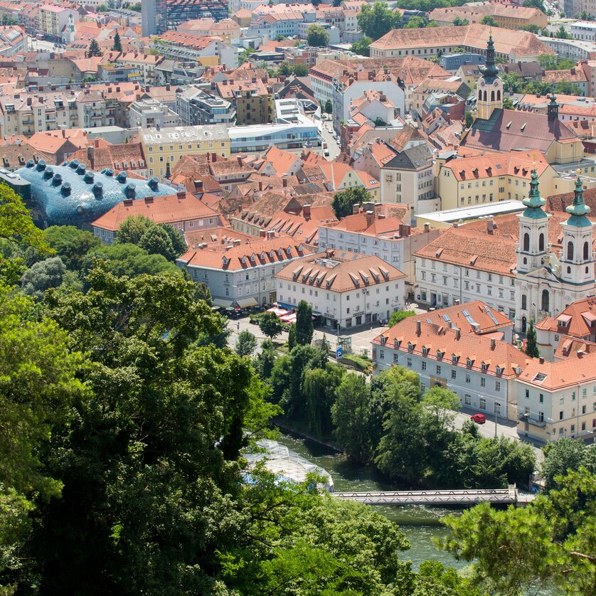 Blick auf die malerische Dachlandschaft und das Grazer Kunsthaus | © Graz Tourismus - Harry Schiffer