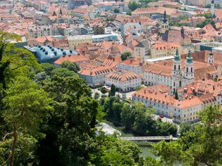 Blick auf die malerische Dachlandschaft und das Grazer Kunsthaus | © Graz Tourismus - Harry Schiffer