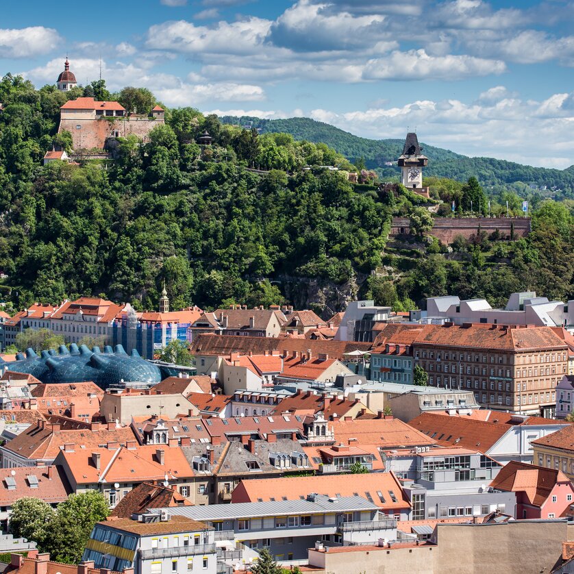 Panorama über Graz mit Uhrturm | © Graz Tourismus - Harry Schiffer Blick auf Graz mit dem Grazer Uhrturm und dem Kunsthaus Graz. | © Graz Tourismus - Harry Schiffer