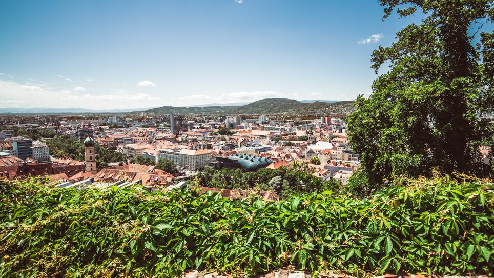 Blick auf die schöne Dachlandschaft von Graz mit dem Kunsthaus Graz. | © Lupi Spuma