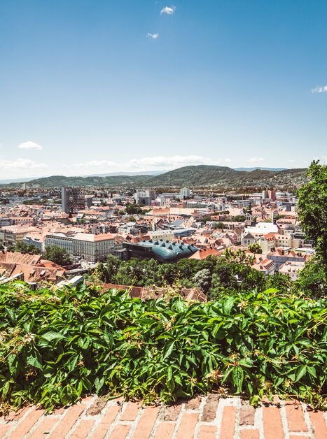 Vista del bellissimo panorama dei tetti di Graz con la Kunsthaus Graz. | © Lupi Spuma