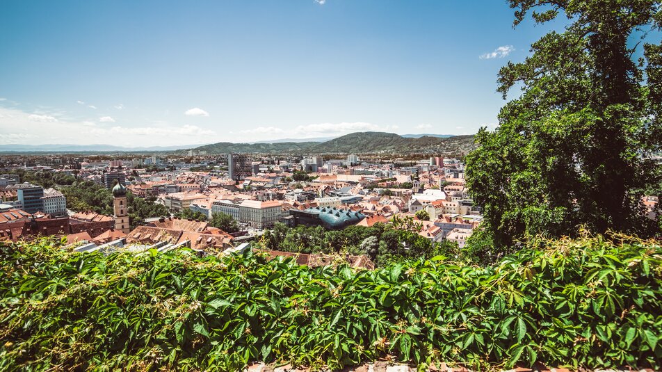 Blick auf die schöne Dachlandschaft von Graz mit dem Kunsthaus Graz. | © Lupi Spuma