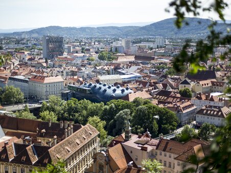 View of Graz with traditional rooftops and Kunsthaus Graz. | © Graz Tourismus - Tom Lamm