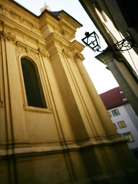 Side view of the Cathedral of Graz with columns and windows. | © Graz Tourismus - Harry Schiffer