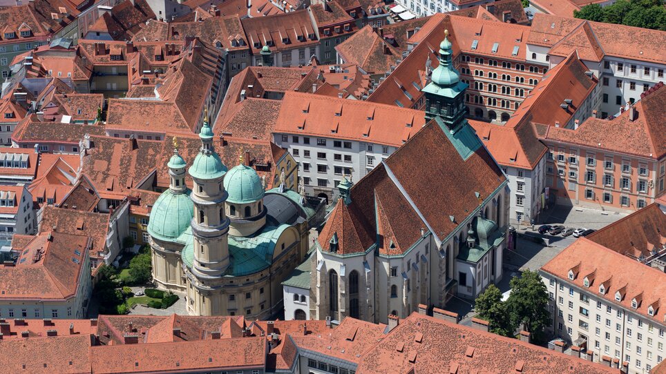 Luftaufnahme des Grazer Doms und der Altstadt von Graz. | © Graz Tourismus - Harry Schiffer