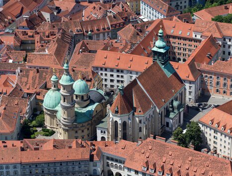 Vista aerea del Duomo di Graz e del centro storico di Graz. | © Graz Tourismus - Harry Schiffer