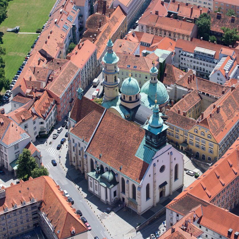 Luftaufnahme des Doms in Graz, umgeben von roten Dächern. | © Graz Tourismus - Harry Schiffer
