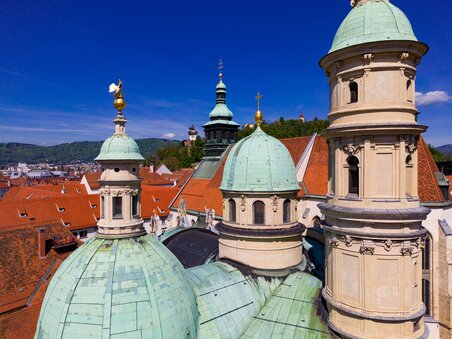 View of the domes of the Cathedral of Graz and the rooftops of Graz. | © Graz Tourismus - Harry Schiffer
