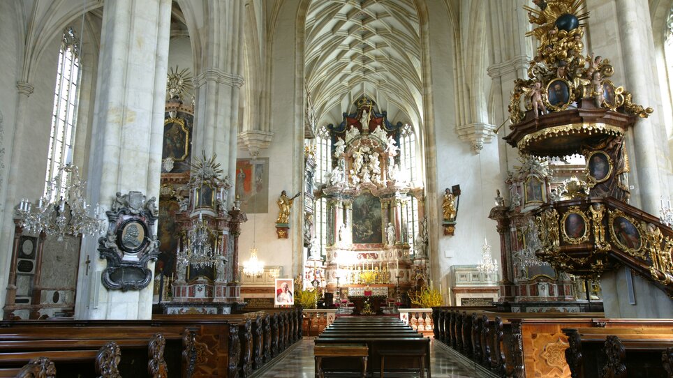 Blick ins Innere des Grazer Doms mit historischer Architektur. | © Graz Tourismus - Harry Schiffer