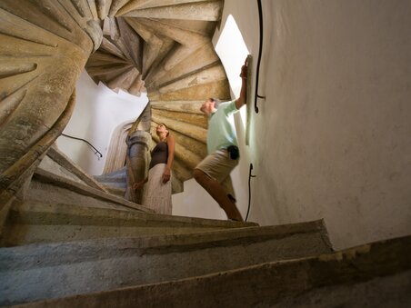 A couple ascends the famous Double Spiral Staircase in Graz. | © Graz Tourismus - Hans Wiesenhofer