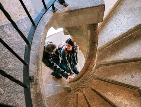 Due persone salgono la famosa scala a doppia elica. | © Graz Tourismus