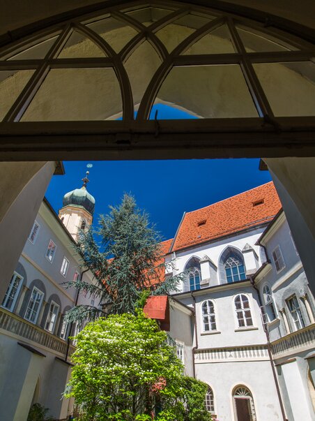 View of the Franciscan Monastery in Graz under a clear blue sky. | © Graz Tourismus - Harry Schiffer
