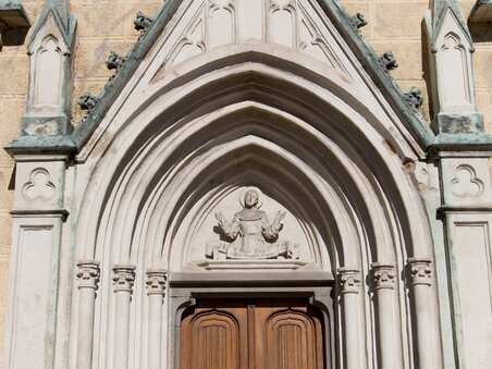 Detail view of the entrance with sculptural depiction at the Franciscan Monastery in Graz. | © Graz Tourismus - Harry Schiffer