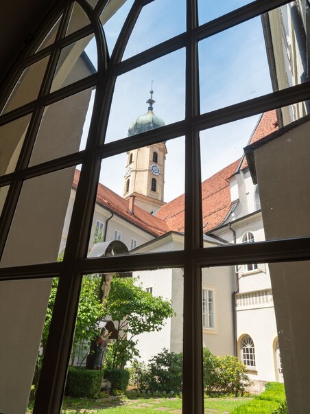 Window view of the Franciscan Monastery in Graz. | © Love and Road