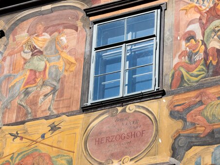 Detail of the Painted House in Graz with painted figures and window. | © Graz Tourismus - Harry Schiffer