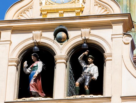 Figure nelle finestre del carillon a Graz. | © Graz Tourismus - Harry Schiffer