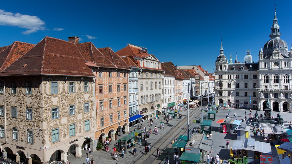 Blick auf den Hauptplatz in Graz mit Marktständen und historischen Gebäuden. | © Graz Tourismus - Harry Schiffer
