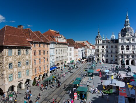 Blick auf den Hauptplatz in Graz mit Marktständen und historischen Gebäuden. | © Graz Tourismus - Harry Schiffer