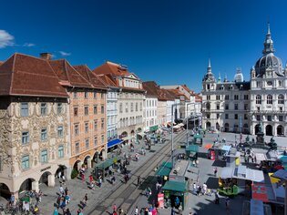 Blick auf den Hauptplatz in Graz mit Marktständen und historischen Gebäuden. | © Graz Tourismus - Harry Schiffer