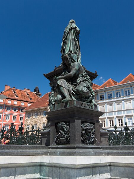 Fountain with statues at the main square in Graz. | © Graz Tourismus - Harry Schiffer