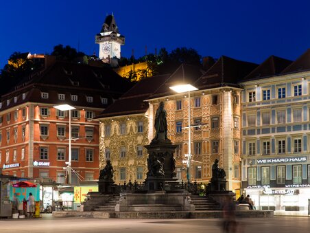 Illuminated Main Square in Graz with the Graz Clock Tower in the background. | © Graz Tourismus - Harry Schiffer
