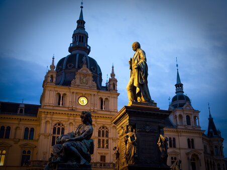 Evening view of Town Hall at Hauptplatz in Graz with statue. | © Graz Tourismus - Werner Krug