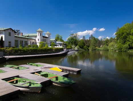 Beautiful view of Hilmteich in Graz with boat dock and lush greenery. | © Graz Tourismus - Harry Schiffer