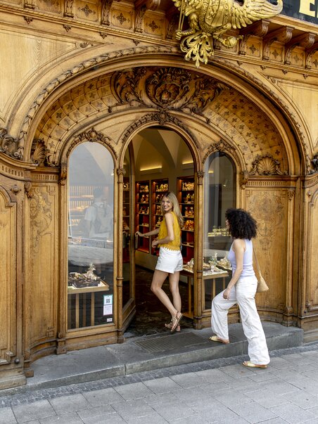 Zwei Frauen vor der Hofbäckerei Edegger-Tax in Graz. | © Graz Tourismus - Tom Lamm