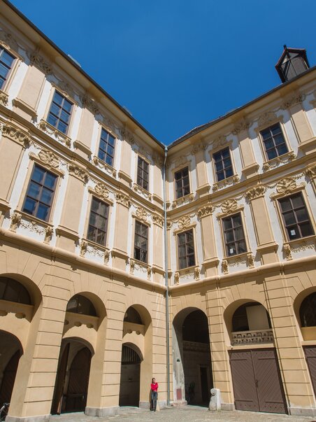 Ein schöner Innenhof mit historischen Fassaden und blauen Himmel. | © Graz Tourismus - Harry Schiffer